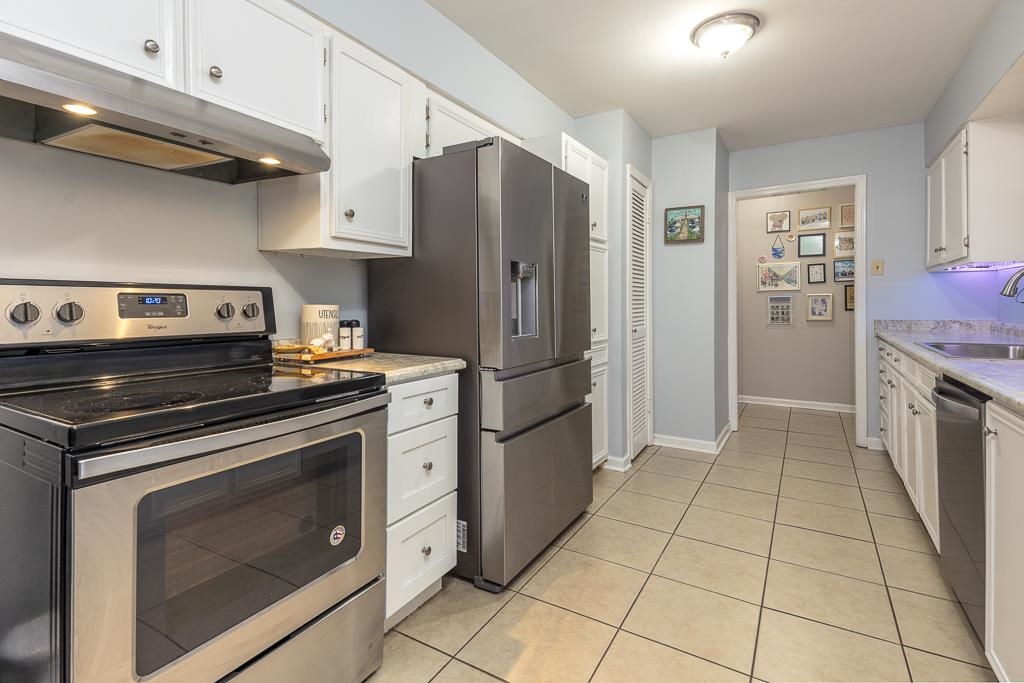 2662 Elmore Park Road Bartlett, TN 38134 - Photo 16 of 28 a kitchen with stainless steel appliances granite countertop a stove a refrigerator and a cabinets
