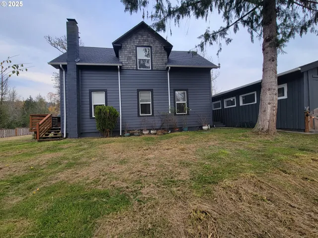 a view of a house with a yard