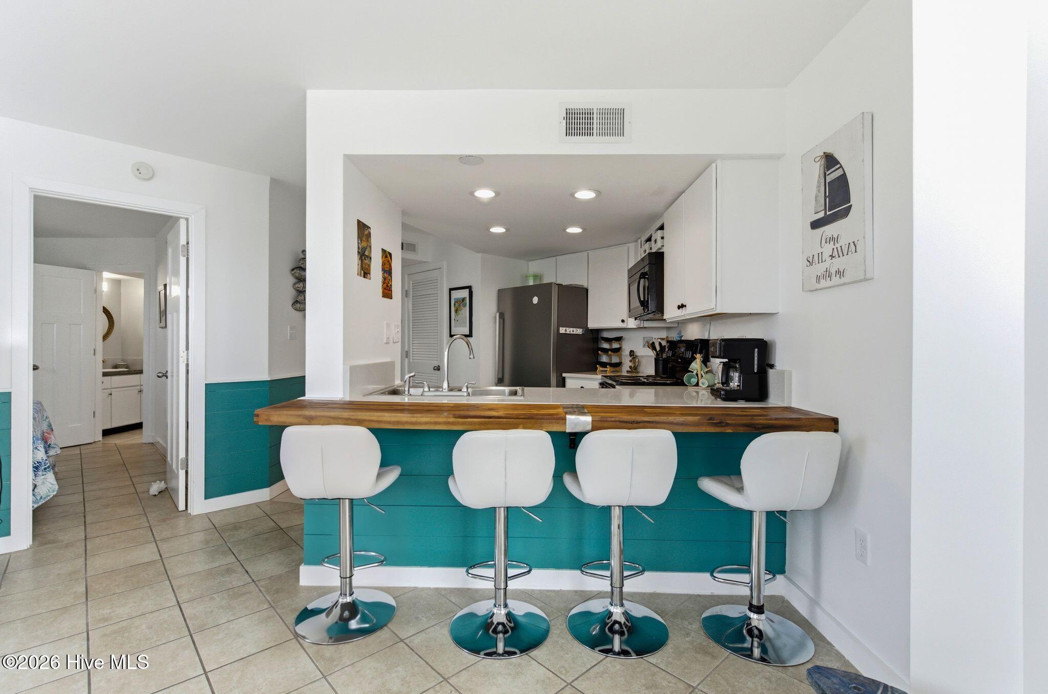 2000 New River Inlet Road, Unit 3201 North Topsail Beach, NC 28460 - Photo 12 of 65 Eat-in Bar area