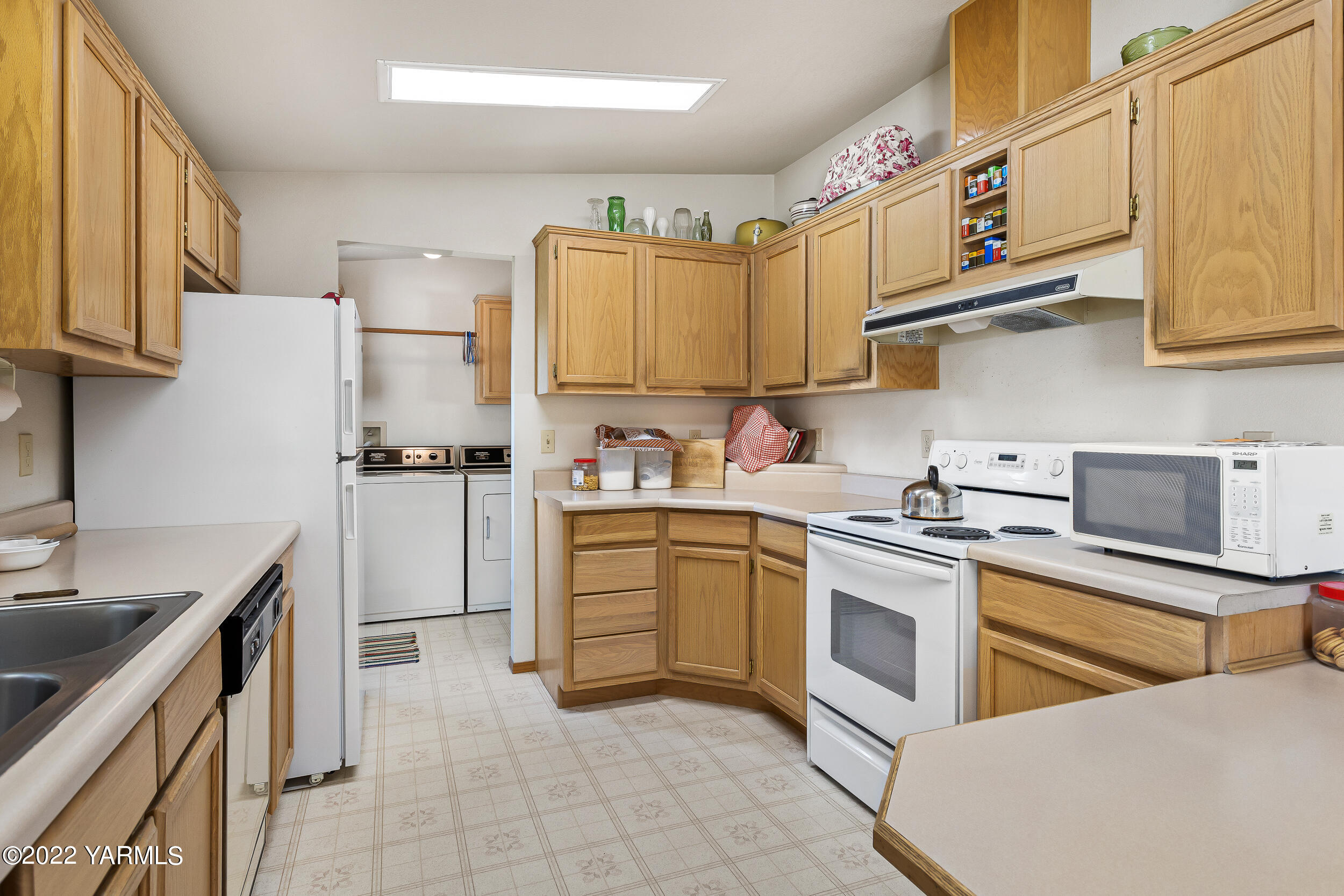 1607 Beaudry Road Yakima, WA 98901 - Photo 13 of 45 a kitchen with cabinets appliances and a sink