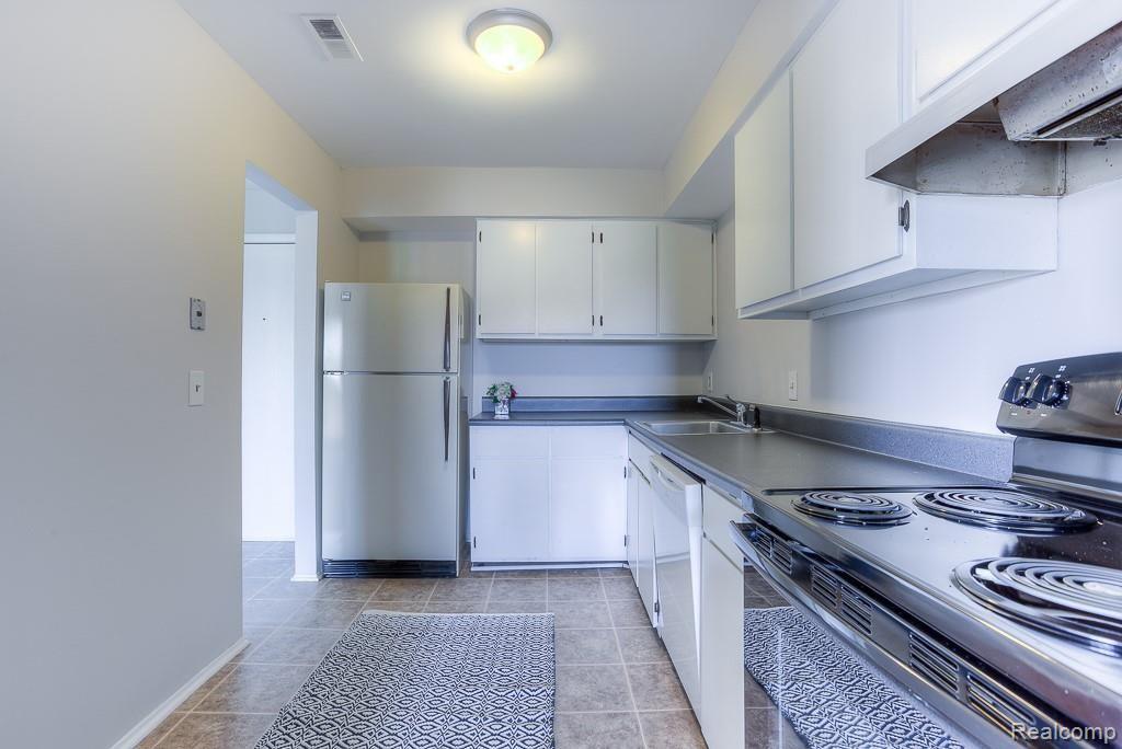 31993 West 12 Mile Road, Unit 303 Farmington Hills, MI 48334 - Photo 4 of 18