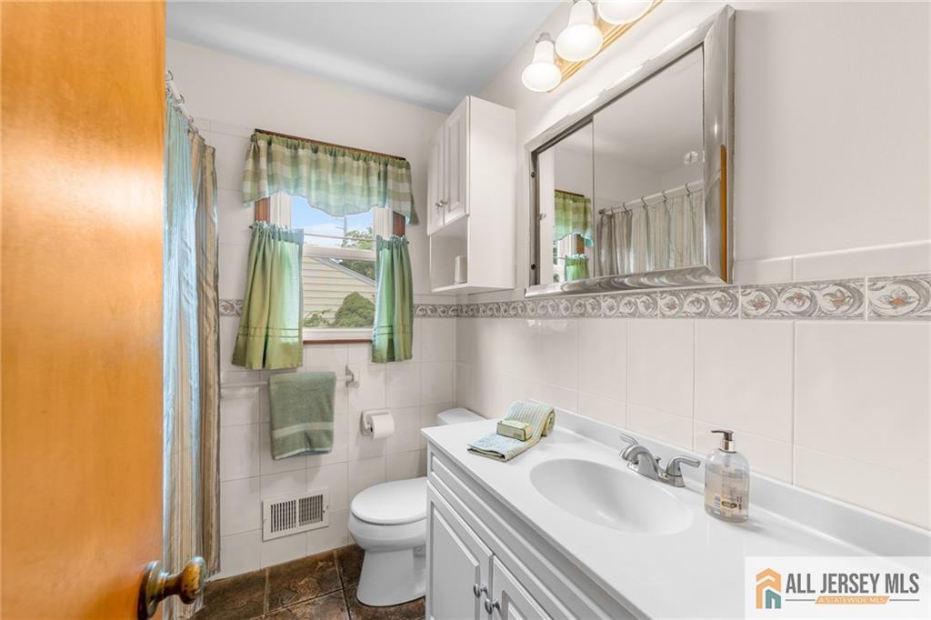 286 Franklin Road North Brunswick, NJ 08902 - Photo 17 of 25 Gallery Image 17