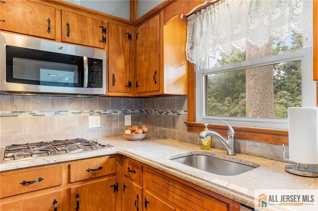 286 Franklin Road North Brunswick, NJ 08902 - Photo 10 of 25 Gallery Image 10