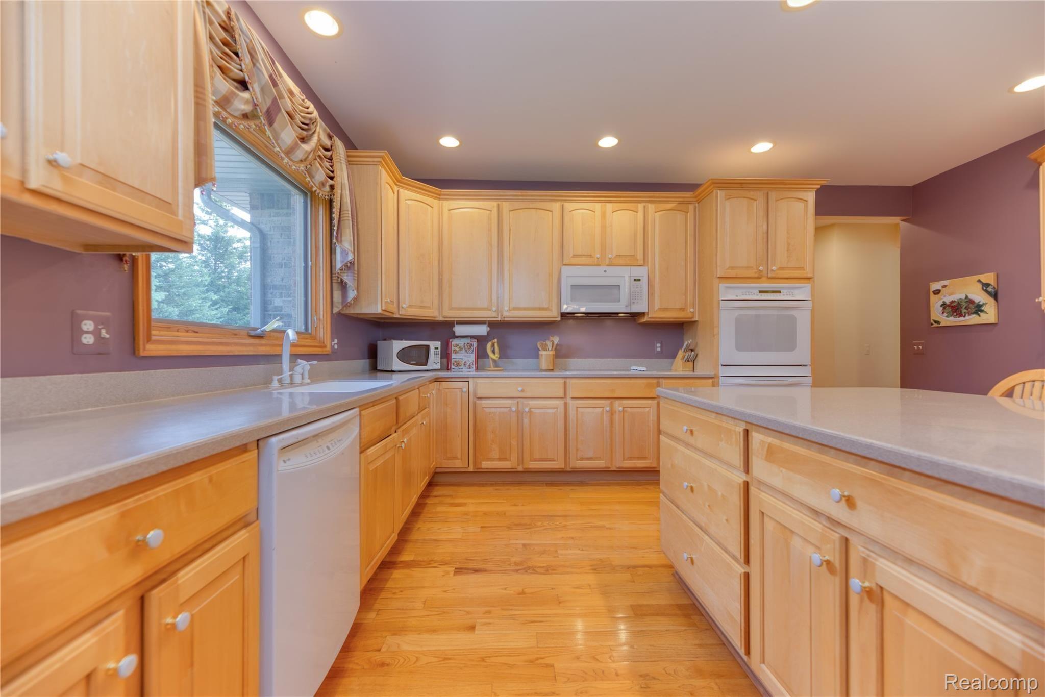 1064 Autumnview Drive Rochester, MI 48307 - Photo 14 of 40 1064Autumnview-23.jpg