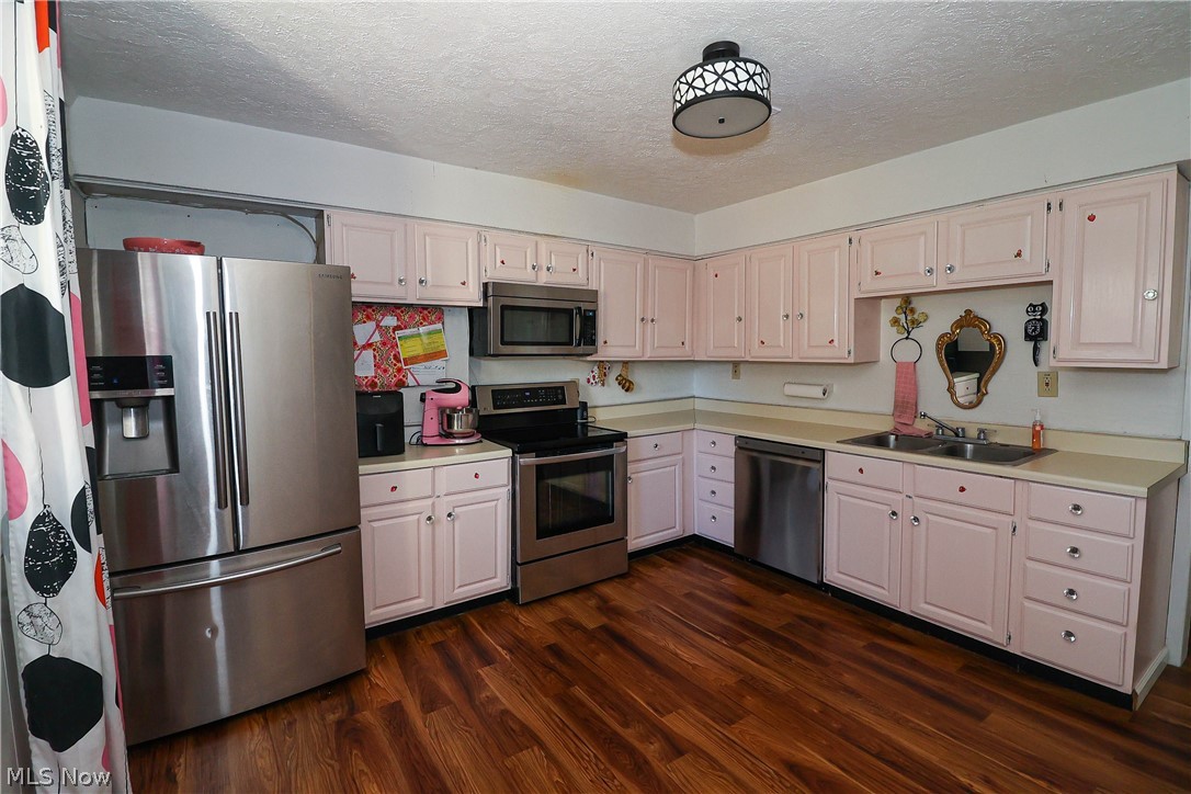 15055 Sisson Road Chardon, OH 44024 - Photo 7 of 40 Kitchen