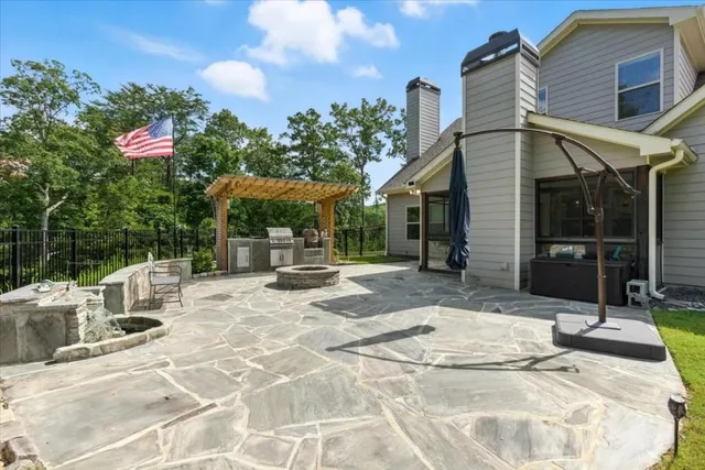 a view of a house with a backyard