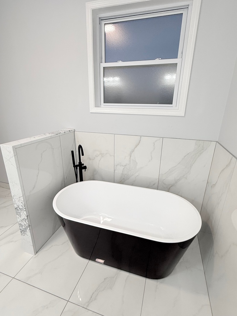 692 Penrose Road Dixon, IL 61021 - Photo 10 of 25 a bathroom with a bathtub and