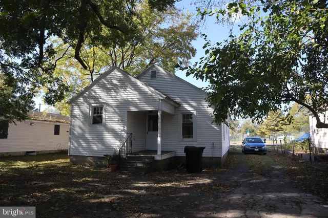 a front view of house with yard