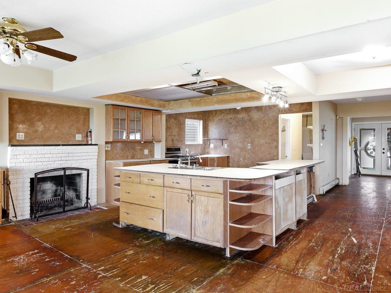 6143 Pointe Tremble Road Algonac, MI 48001 - Photo 19 of 47 50207601-1d45115b-4b9c-46d8-abe0-d6daa7994cd4.JPG