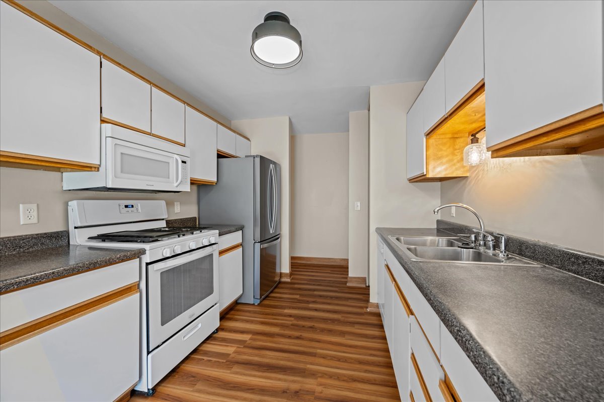124 Heathgate Road Montgomery, IL 60538 - Photo 12 of 28 a kitchen with stainless steel appliances granite countertop a sink stove and refrigerator
