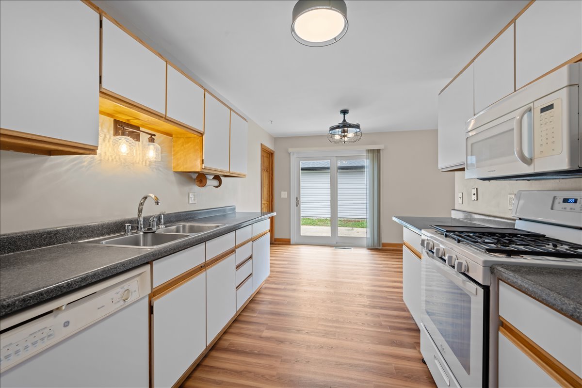 124 Heathgate Road Montgomery, IL 60538 - Photo 14 of 28 a kitchen with stainless steel appliances granite countertop a sink stove and cabinets