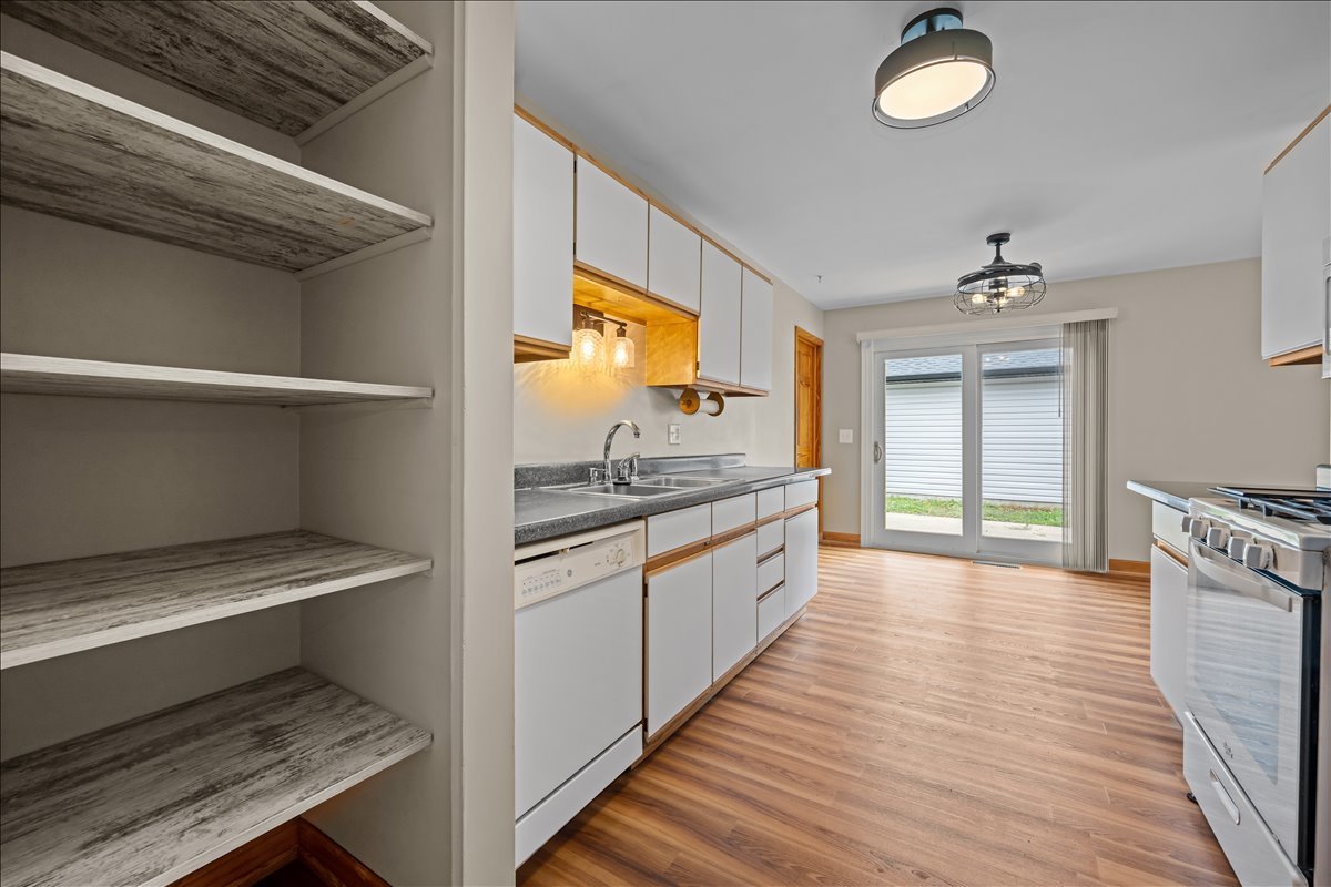 124 Heathgate Road Montgomery, IL 60538 - Photo 15 of 28 a kitchen with granite countertop a sink and a stove top oven