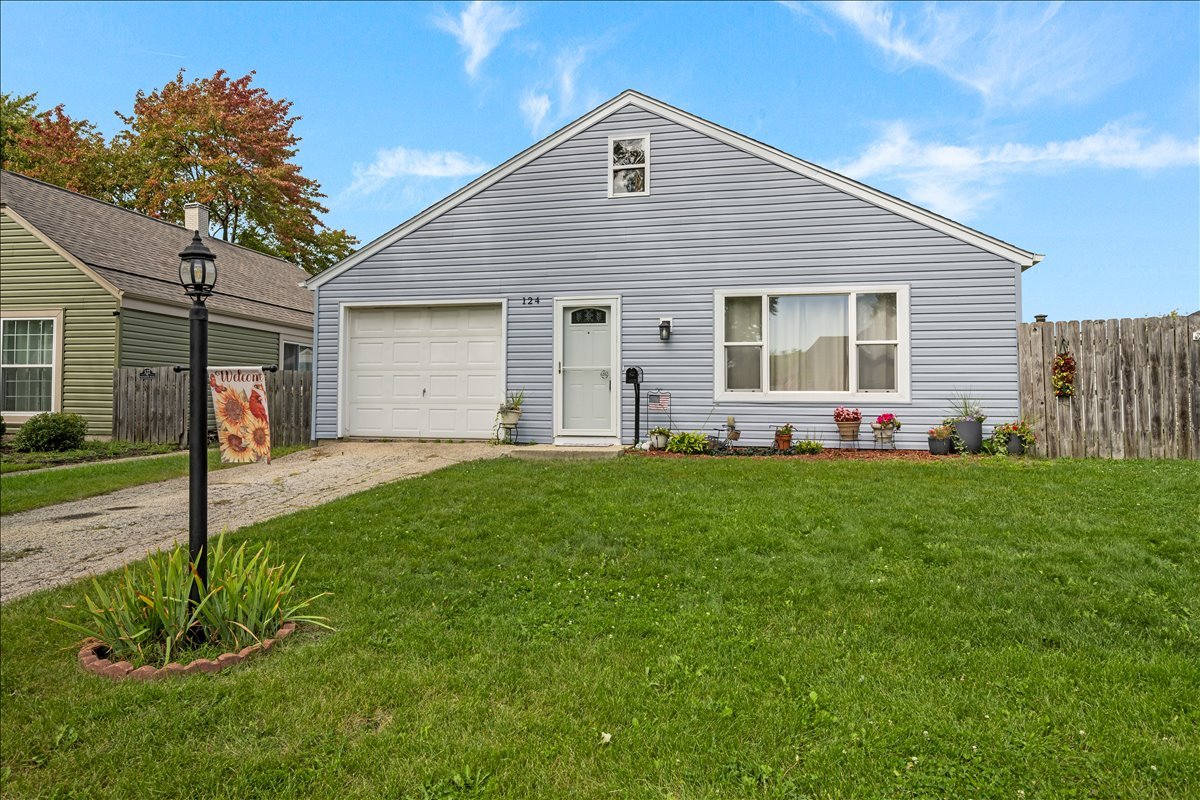 124 Heathgate Road Montgomery, IL 60538 - Photo 2 of 28 a front view of house with yard and green space