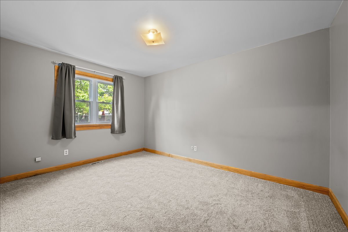124 Heathgate Road Montgomery, IL 60538 - Photo 21 of 28 an empty room with windows