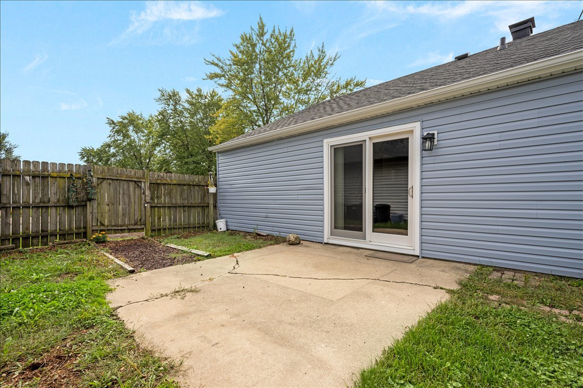 124 Heathgate Road Montgomery, IL 60538 - Photo 28 of 28 a view of a backyard