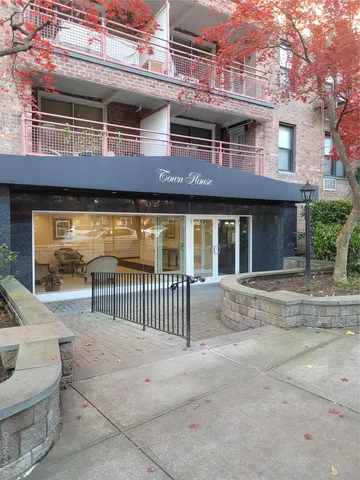 $199,000 | 43-25 Douglaston Parkway, Unit 4J | Douglaston