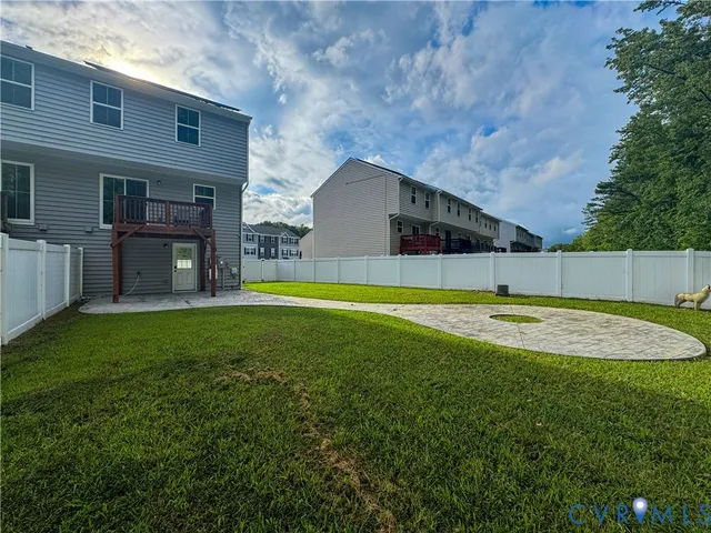 a view of a backyard