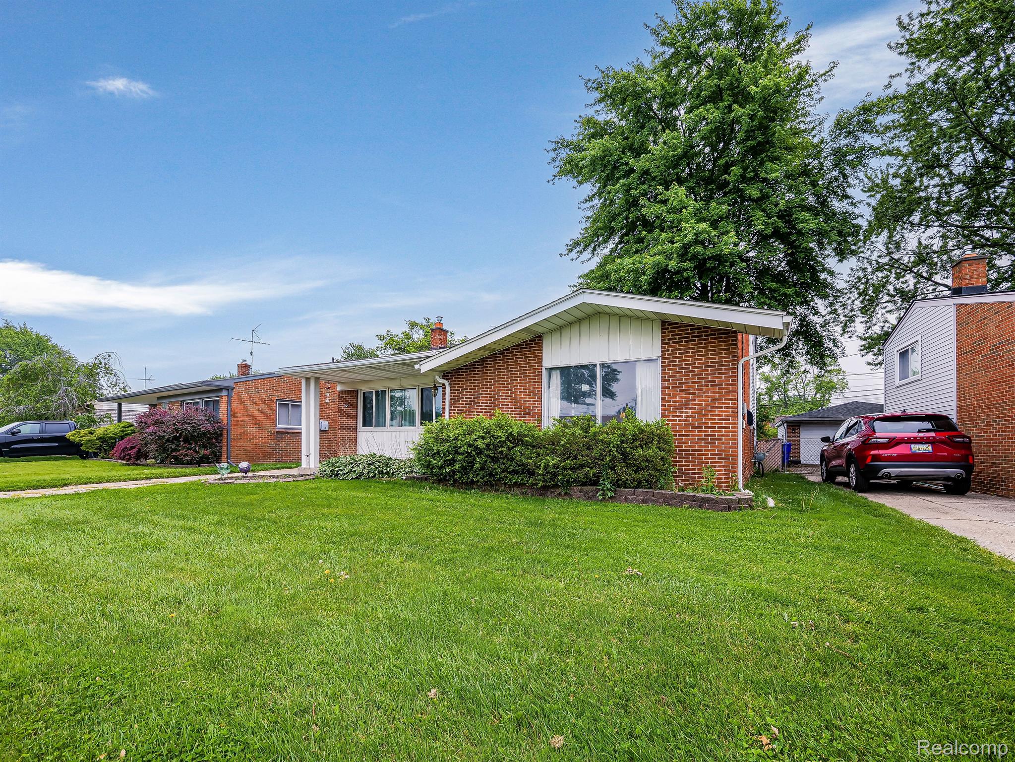 18116 Rainbow Road Fraser, MI 48026 - Photo 2 of 19 Gallery Image 2