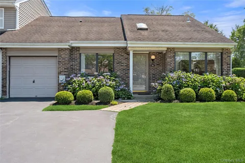 $599,000 | 91 Hidden Ponds Circle, Smithtown, NY 11787