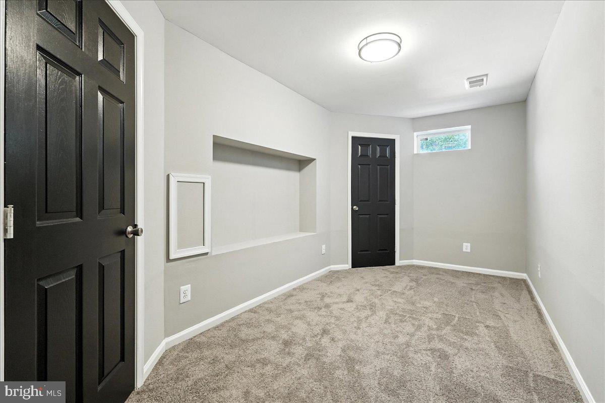 5757 Elkridge Heights Road Elkridge, MD 21075 - Photo 30 of 43 an empty room with windows and closet