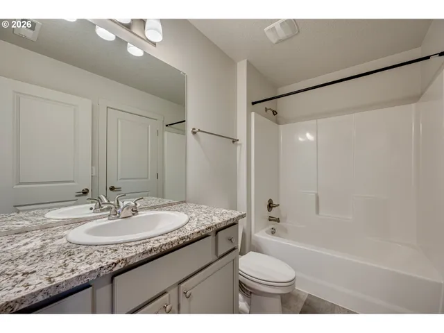 a view of an house with backyard and deck