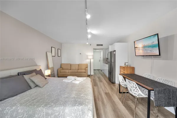 a large bedroom with a bed and a lamp on table