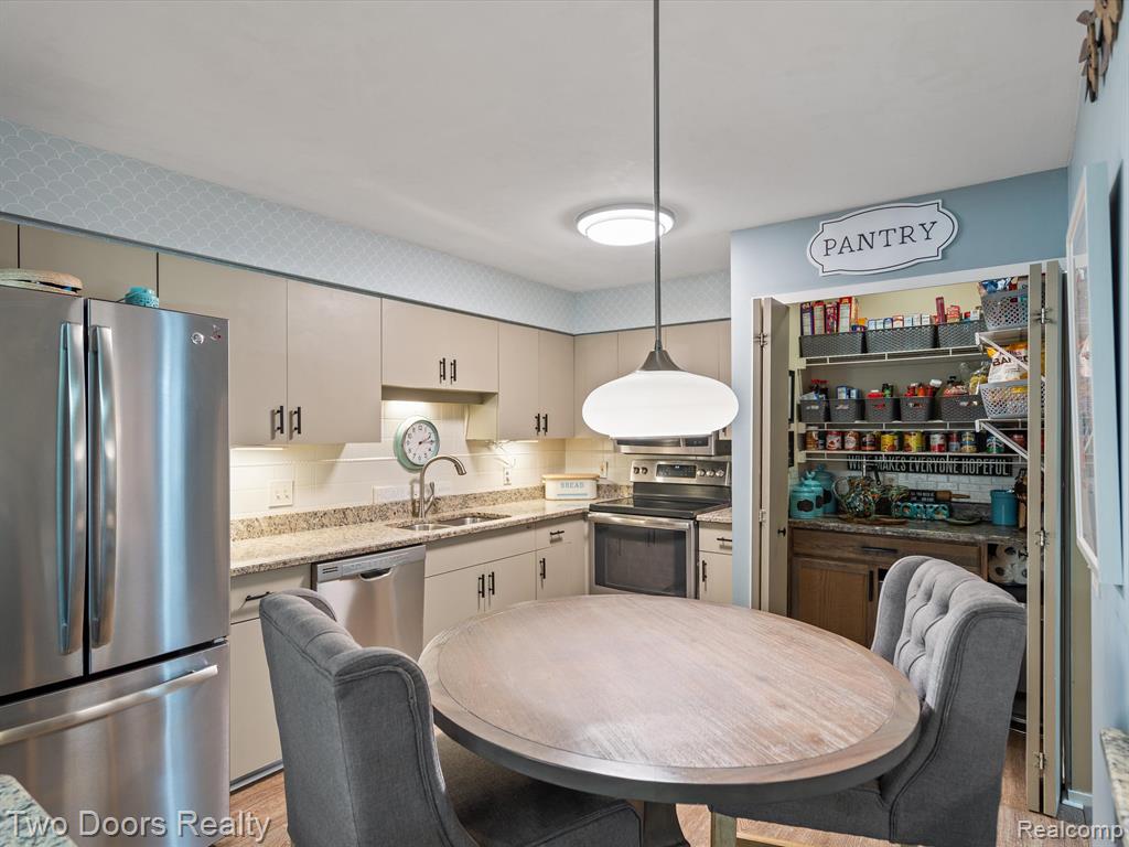 720 Eton Court Rochester Hills, MI 48307 - Photo 15 of 41