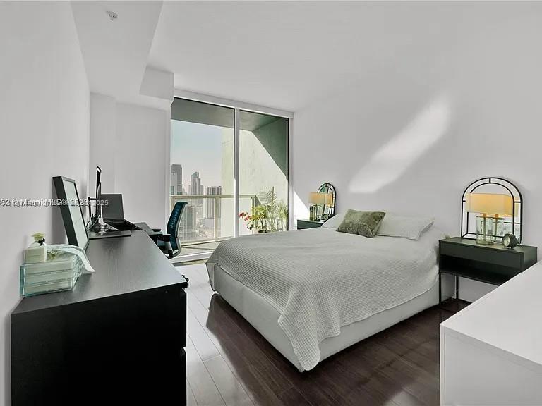 1900 North Bayshore Drive, Unit 3507 Miami, FL 33132 - Photo 8 of 22 a bedroom with bed and window