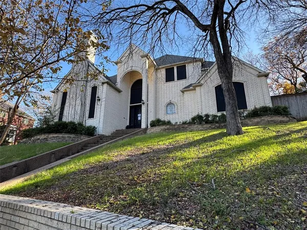 a view of a back yard of the house