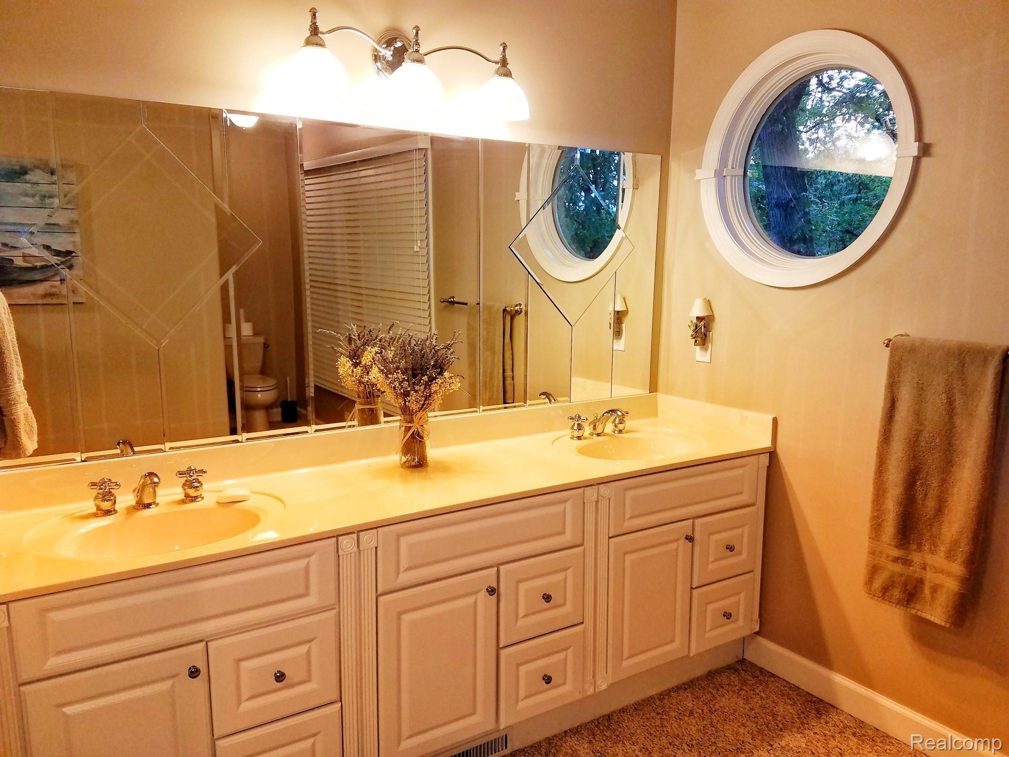 2279 Sundance Ridge Howell, MI 48843 - Photo 22 of 41 2nd floor main bath