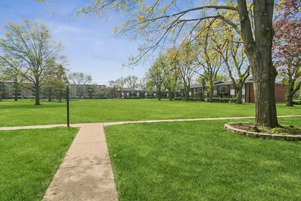 $175,000 | 2407 East Olive Street, Unit 2F, Arlington Heights, IL 60004