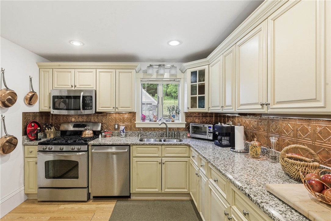 1660 Main Road Tiverton, RI 02878 - Photo 13 of 50