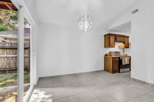 a view of livingroom with furniture
