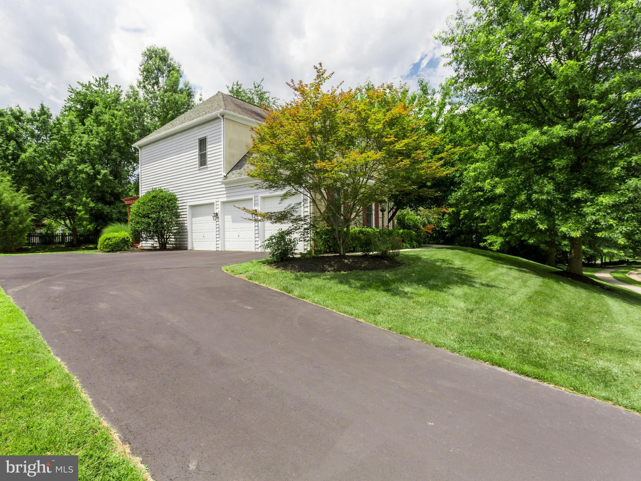 2774 Cody Road Vienna, VA 22181 - Photo 2 of 30 3 Car Garage