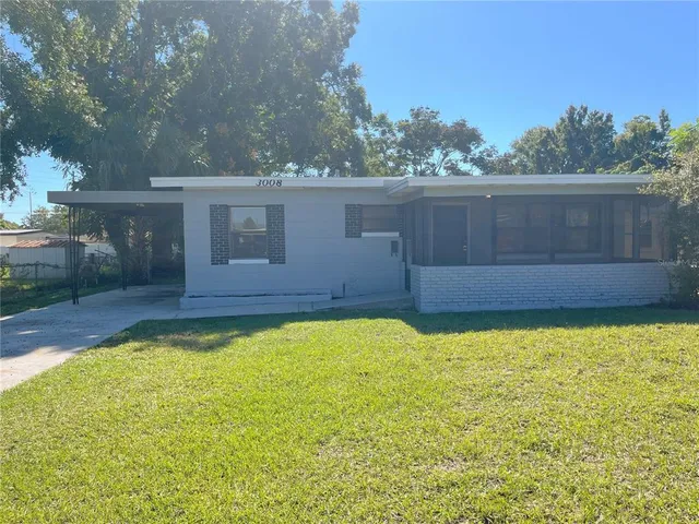 a view of a backyard