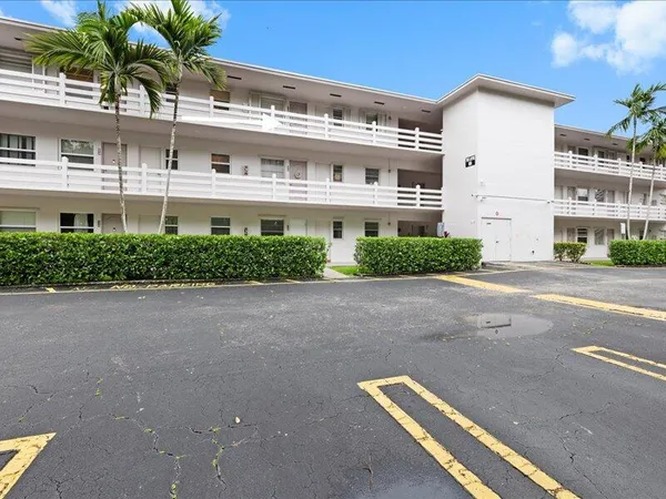 $1,700 | 700 Layne Boulevard, Unit 316, Hallandale Beach, FL 33009