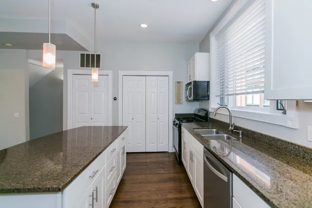 $5,000 | 2005 North Hoyne Avenue, Chicago, IL 60647