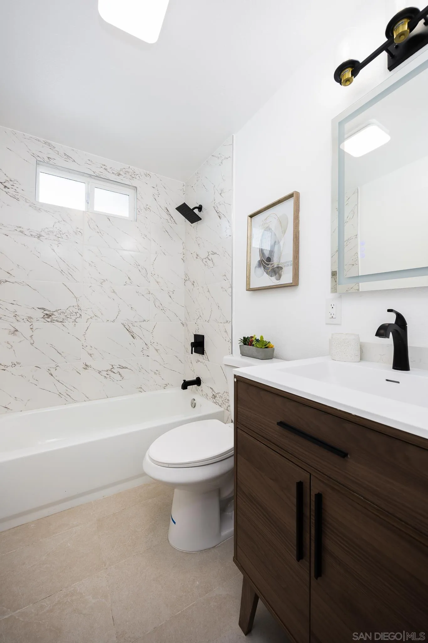 678 Robby Way Fallbrook, CA 92028 - Photo 14 of 36 a bathroom with a sink a toilet and a bathtub