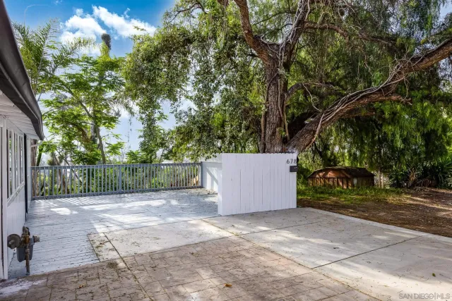 a view of a backyard