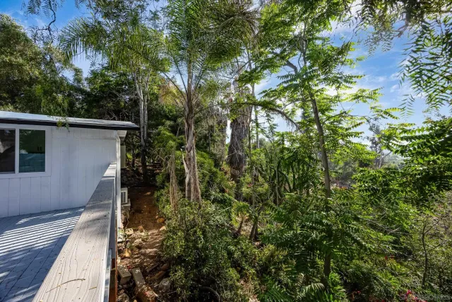 a side view of a fence