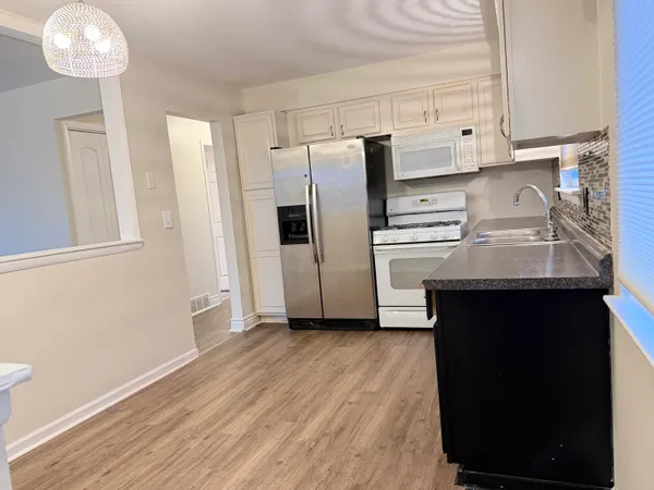 $1,750 | 17422 Keppen Avenue, Allen Park, MI 48101