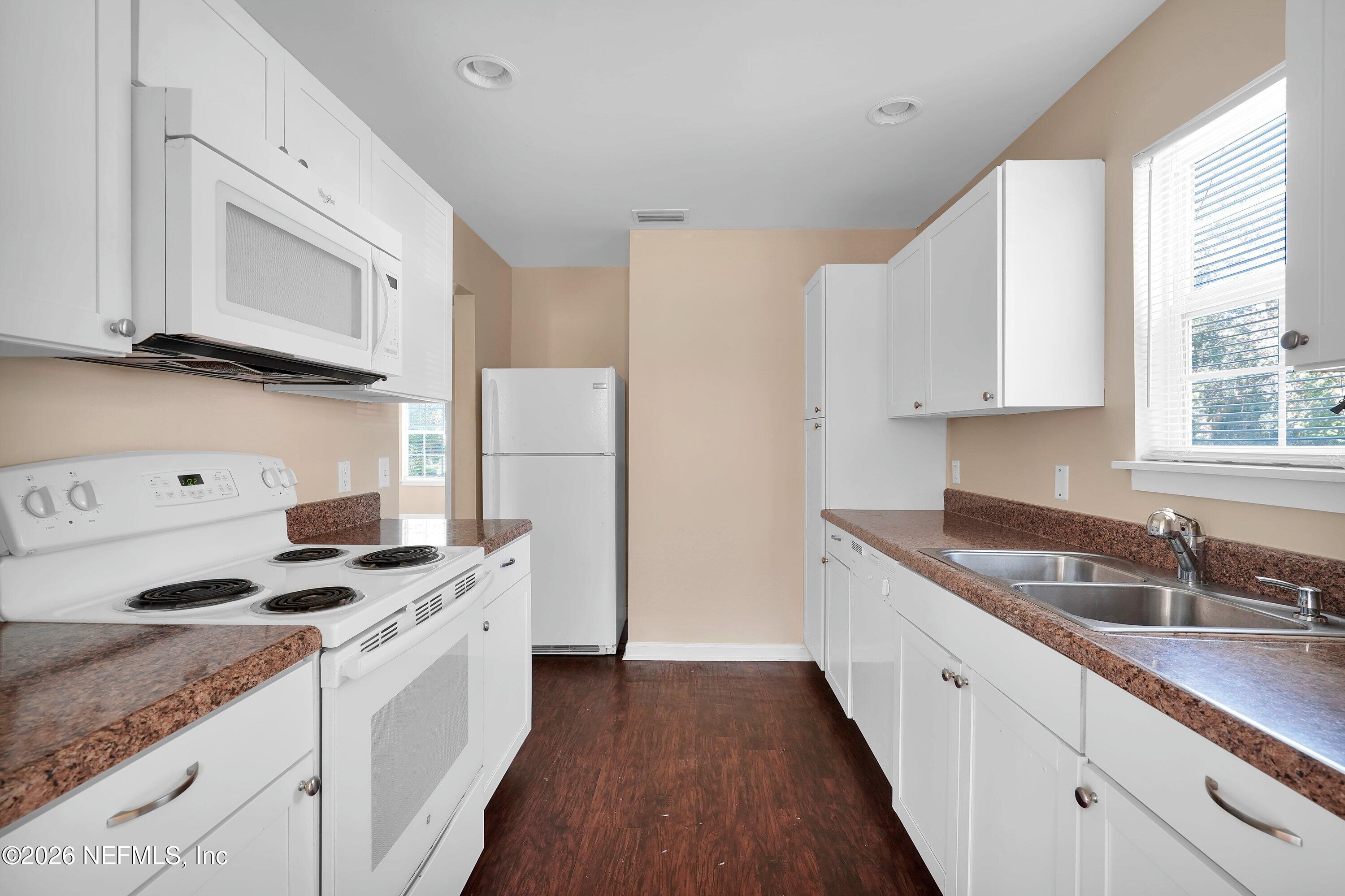 3532 Fleet Street Jacksonville, FL 32207 - Photo 7 of 15 Kitchen