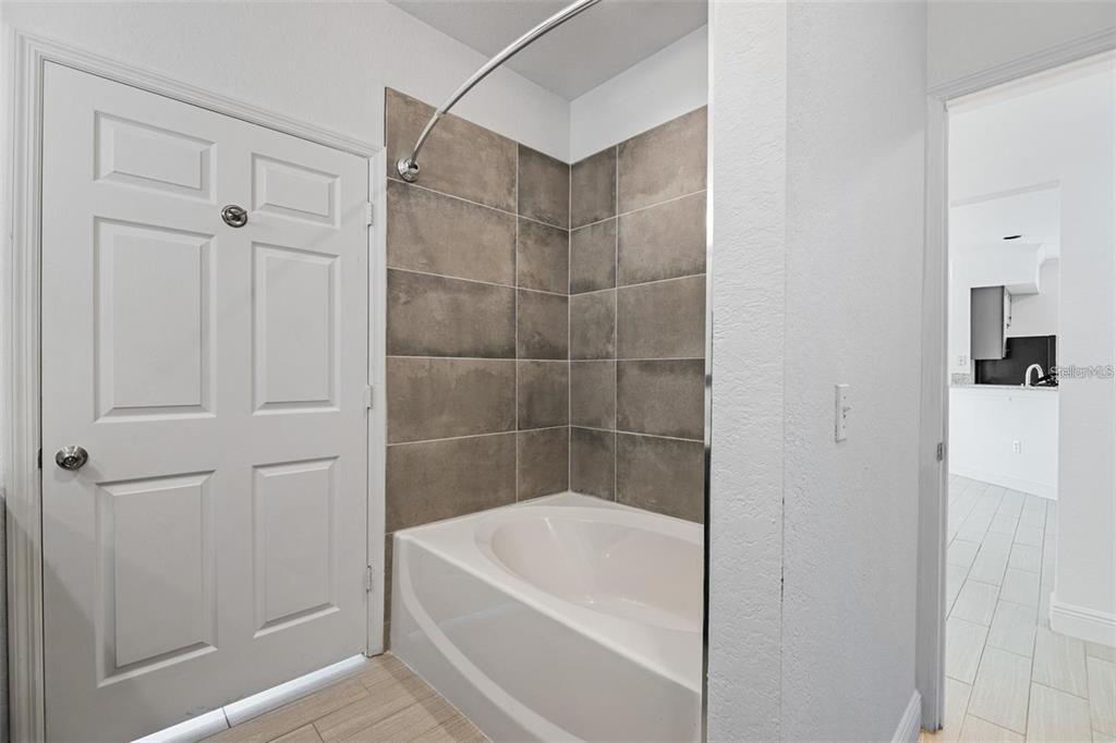 5571 Rosehill Road, Unit 104 Sarasota, FL 34233 - Photo 28 of 34