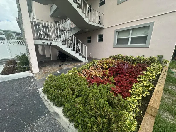 $1,950 | 2775 Taft Street, Unit 102, Hollywood, FL 33020