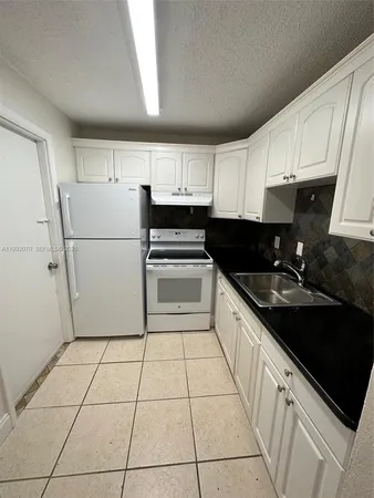 $1,950 | 2775 Taft Street, Unit 102, Hollywood, FL 33020