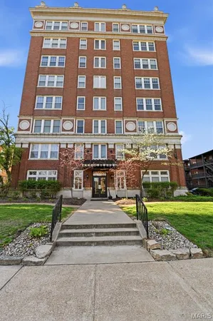 $159,900 | 5330 Pershing Avenue, Unit 807, St. Louis, MO 63112