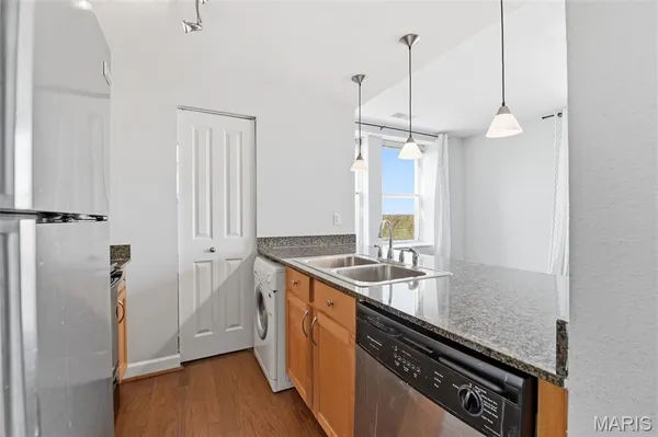 $159,900 | 5330 Pershing Avenue, Unit 807, St. Louis, MO 63112