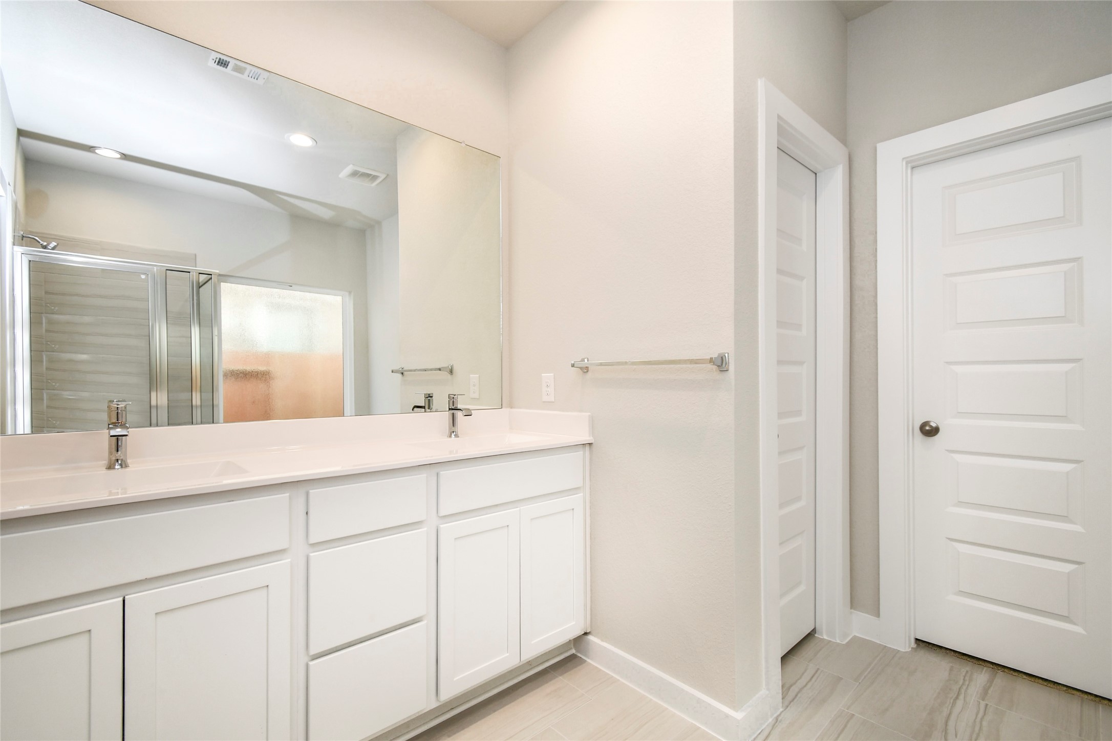 15203 Statice Trail Houston, TX 77044 - Photo 16 of 21 a bathroom with a sink and a mirror