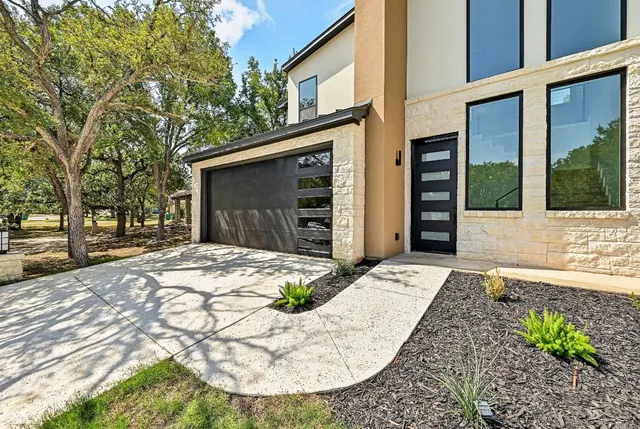 $989,900 | 804 Hi Circle West, Horseshoe Bay, TX 78657