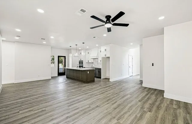 $989,900 | 804 Hi Circle West, Horseshoe Bay, TX 78657